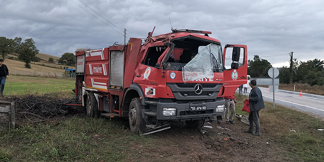 Samsun'da itfaiye aracı şarampole devrildi, 2 itfaiye eri yaralandı