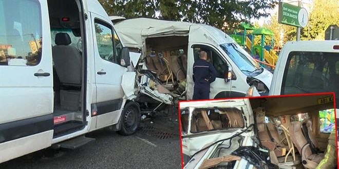 Sancaktepe'de servis minibüsleri çarpıştı; biri ağır 4 yaralı