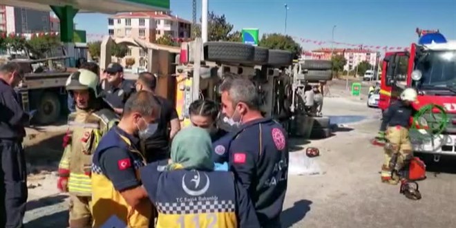 Freni patlayan kamyon acil tıp teknikerini ezdi
