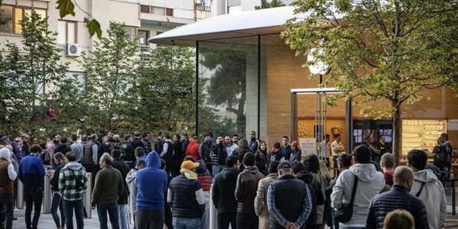 57 bin TL'lik yeni iPhone'lar i�in kuyru�a girdiler
