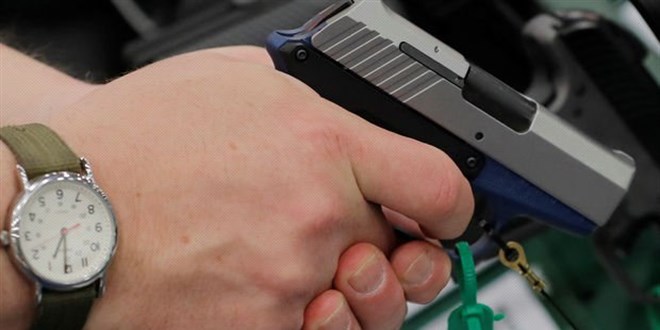 Konya'da bir ki�i silah�n� temizlerken kendini vurdu