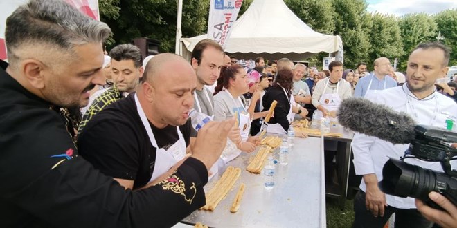 5 bin lira ödülü kazanabilmek için metrelerce börek yediler