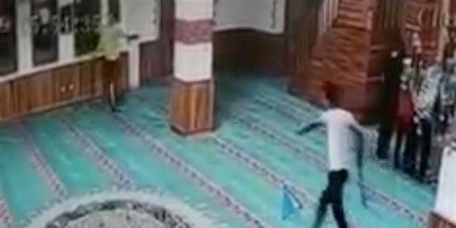 Camiye elinde kazma ve ayakkabıyla giren Rus turist sınır dışı edildi