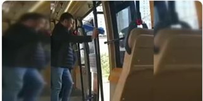 Kadın yolcu minibüs şoförüne sinirlendi, terlikle saldırdı... O anlar kamerada
