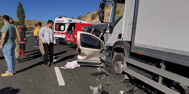 Malatya'da tırla hafif ticari araç çarpıştı, 6 kişi öldü