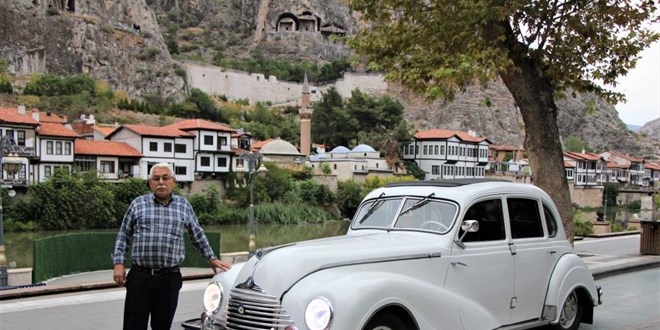 70 yıllık klasik otomobil görenleri hayran bırakıyor: Son gelen teklif 1,5 milyon lira