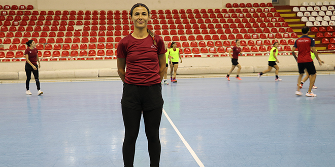Perihan öğretmen, hokeyde ay-yıldızlı formayı tutkuyla giyiyor
