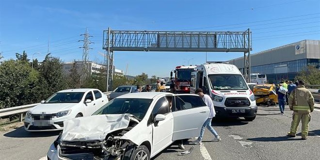 TEM Otoyolu'nda zincirleme kaza: 8 yaralı