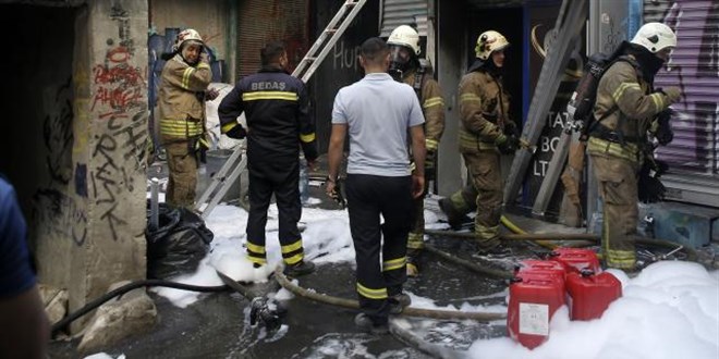 Beyoğlu'nda boya imalathanesinde yangın