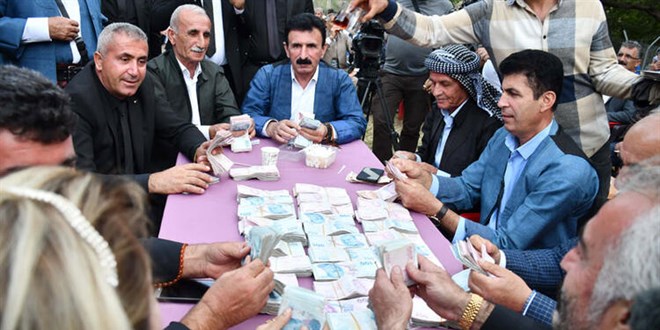 Aşiret düğününde gelin ve damada takılan parayı 9 kişi saydı