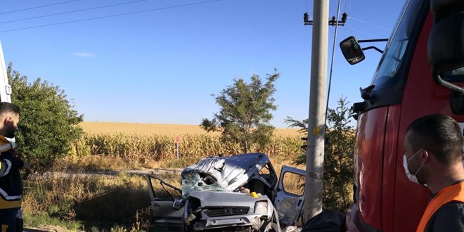 Aracın elektrik direğine çarptığı kazada ölü sayısı 3'e yükseldi