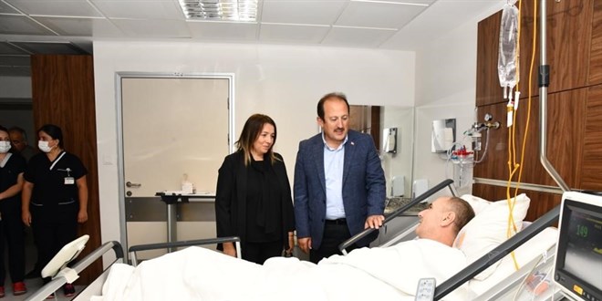 Mersin Valisi , terör saldırısında yaralanan polis memurunu hastanede ziyaret etti