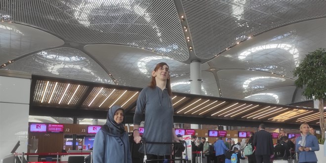 'Dünyanın en uzun boylu kadını', THY'nin desteğiyle ilk kez uçağa bindi