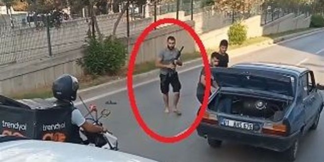 'Yol verme' tartışmasında tüfekle ateş açan zanlı ve arkadaşı tutuklandı