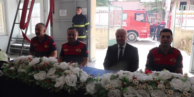Lise öğrencilerinden itfaiye personellerine sürpriz kutlama