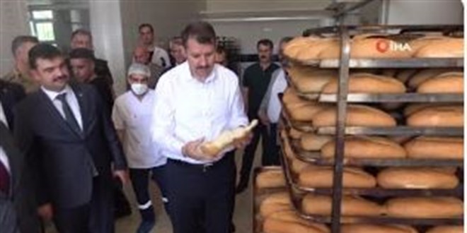 Halka bayat ekmek dağıtıldığını gören kaymakam fırın kurdu