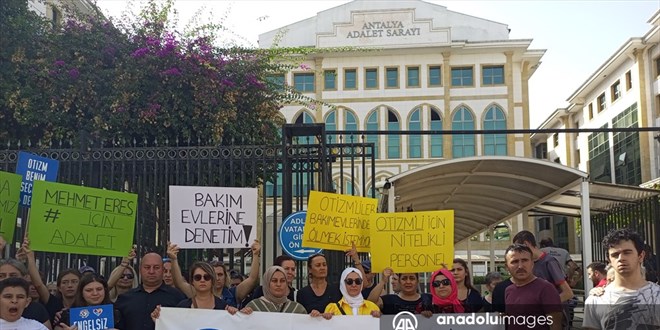 Otizmli bireylerin aileleri, işkenceyle öldüğü iddia edilen genç için buluştu