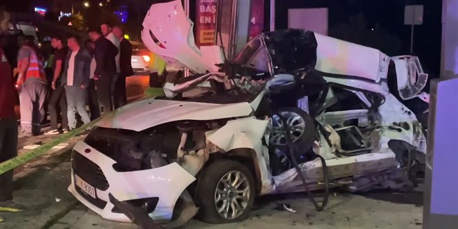 Kocaeli'de halk otobüsüne ve durağa çarpan otomobilin sürücüsü öldü