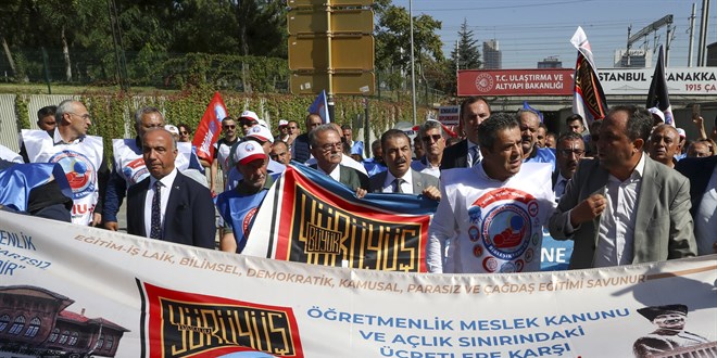 Eğitim-İş öğretmenlerle ilgili bazı düzenlemelerin geri çekilmesi için yürüyüş düzenledi