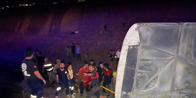 Şanlıurfa'da yolcu otobüsünün devrilmesi sonucu 10 kişi yaralandı