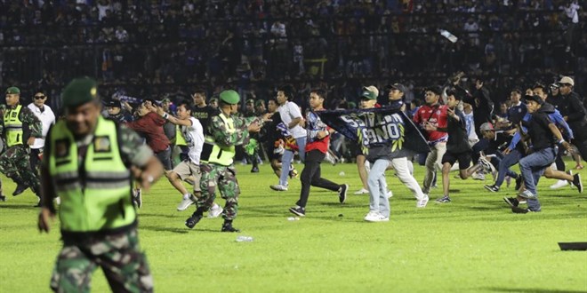 Endonezya'da futbol maçında izdiham: 174 ölü, 180 yaralı