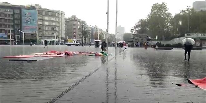 İstanbul'da aniden bastıran yağış, vatandaşlara zor anlar yaşattı