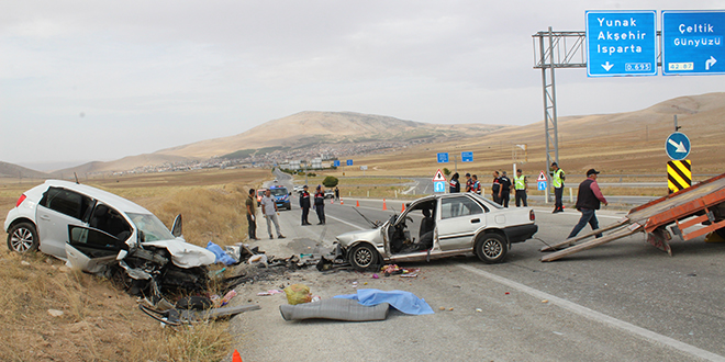 Konya'da iki otomobilin çarpıştığı kazada 4 kişi öldü, 3 kişi yaralandı