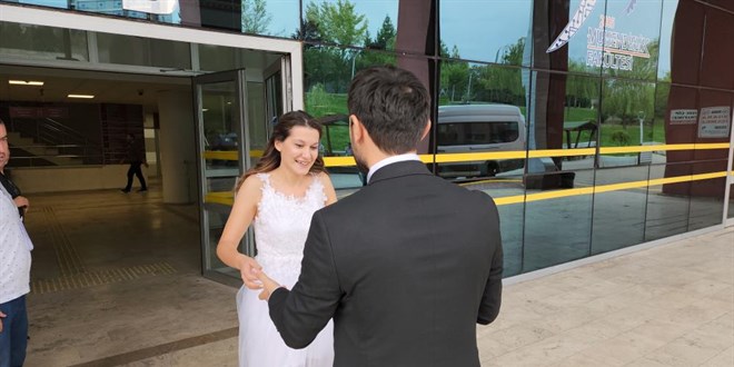 Gelinlikle nikah masasından önce sınav sırasına oturdu