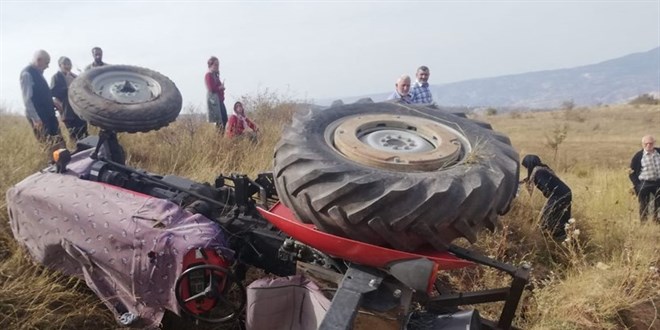 Devrilen traktörün altında kalan kişi öldü