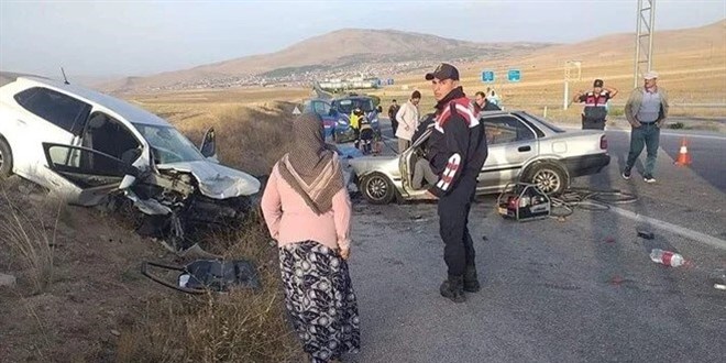 Konya'da 2 otomobilin çarpıştığı kazada ölü sayısı 5'e yükseldi