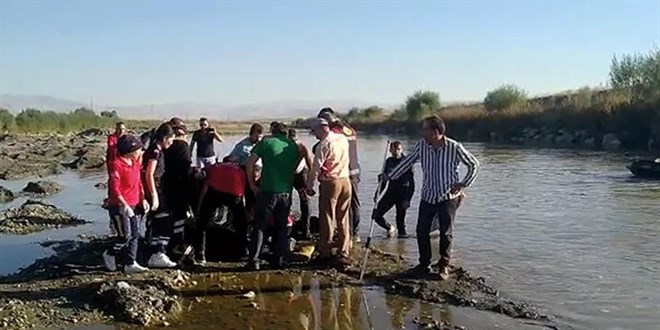 Dereye giren iki kardeş boğuldu