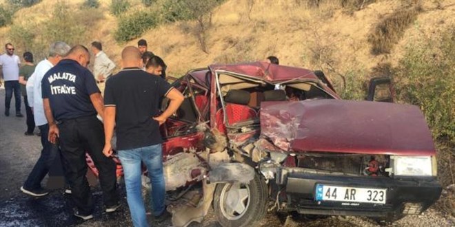 Kamyonetle otomobil çarpıştı: 1 ölü, 4 yaralı