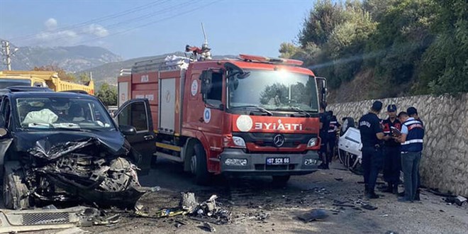 Minibüs ile otomobil çarpıştı; dede- torun öldü, 4 yaralı
