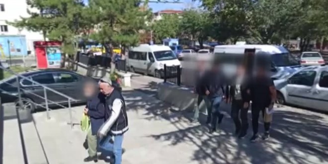 Pratisyen hekim ve öğretmen dahil 3 kişi Yunanistan'a kaçarken yakalandı