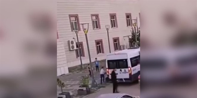 Konvoyunun önünü kesen çocuklara tekme atılması tepkiye yol açtı