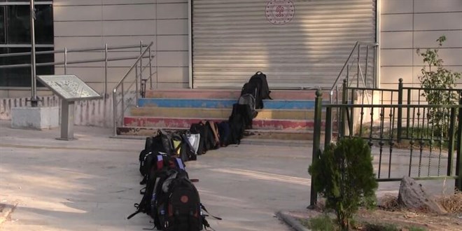 Kütüphaneye girmek için sırayı 'çantalar' bekliyor