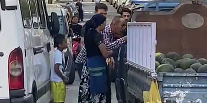 Zab�tadan seyyar sat�c�ya ailesinin yan�nda tokat