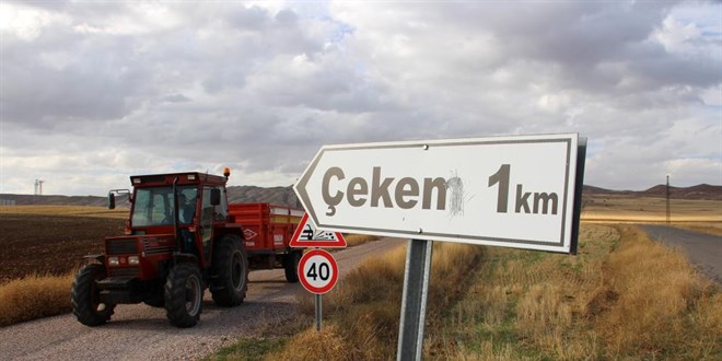 Köyü susuz kaldı, muhtar çareyi tankerle su taşımakta buldu