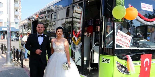 Hayalini gerçekleştirdi, kullandığı otobüs gelin arabası oldu