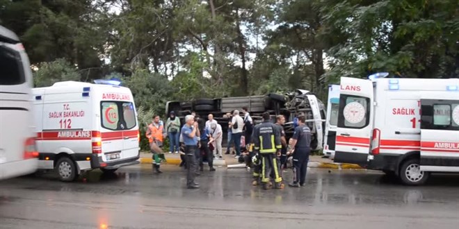 Antalya'da servis midibüsü devrildi, 9 kişi yaralandı