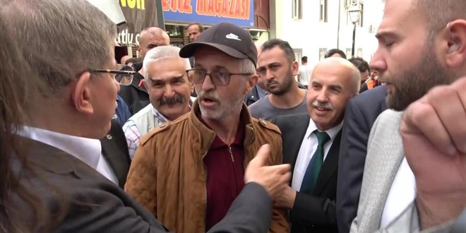 Cami çıkışı yuhalanan Ahmet Davutoğlu sokakta vatandaşla tartıştı