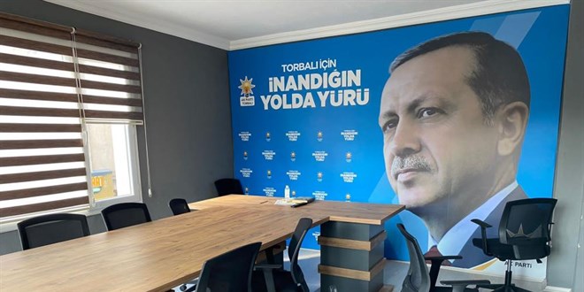 İzmir'de AK Parti bürosuna saldırı