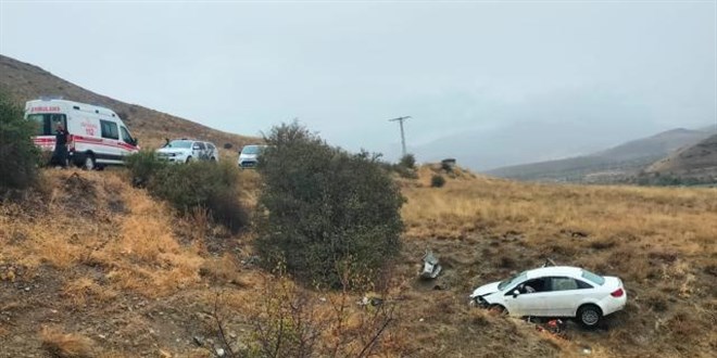 Erzincan'da otomobil arampole devrildi: 1 l, 3 yaral