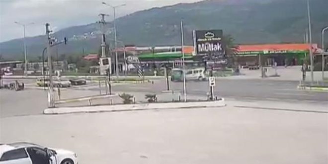 Balkesir'de trafik kazas: 2'si polis 3 kii yaraland