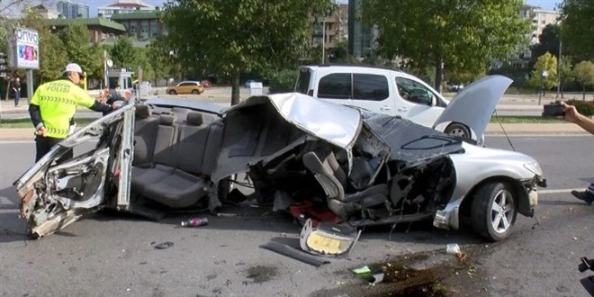 İkiye bölünen araçtan sağ kurtuldu