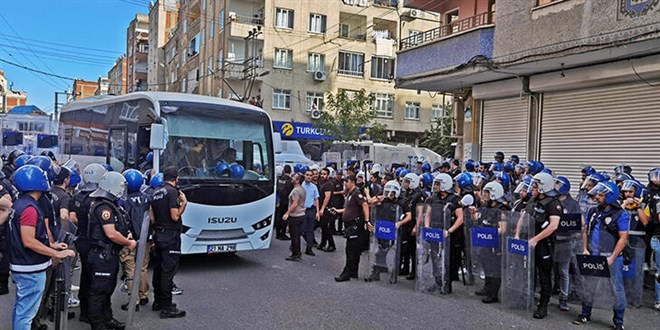 Diyarbakr'da yry yapan HDP'li gruba polis mdahalesi: 59 gzalt