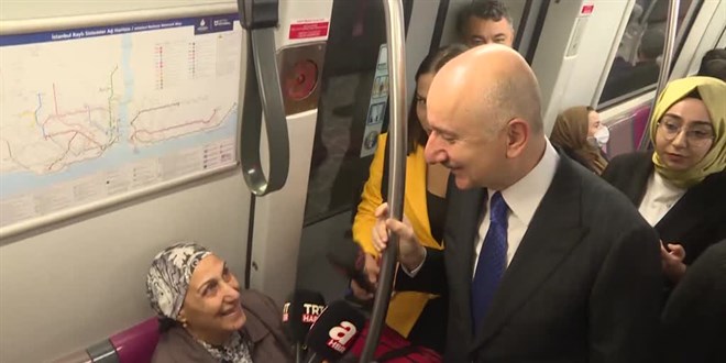 Bakan Karaismailoğlu, Ankara'ya giderken Sabiha Gökçen Havalimanı'na metroyla geldi