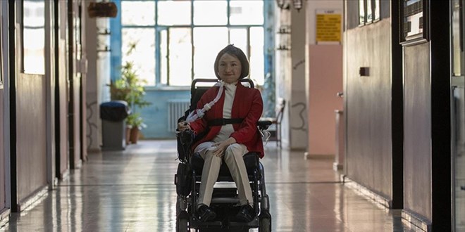 Derslere solunum cihazıyla giren Gamze öğretmen, sosyal medyadan da ilham oluyor