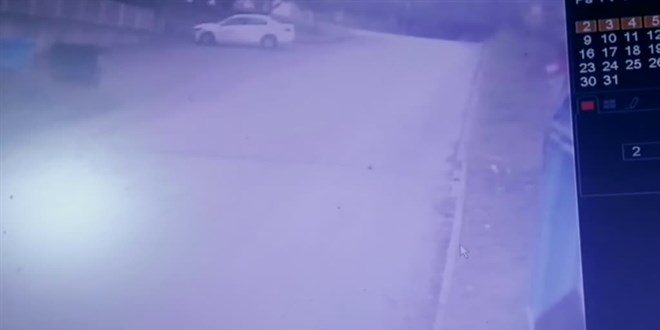 Sahipsiz köpeklerin çocuğa saldırması güvenlik kamerasına yansıdı