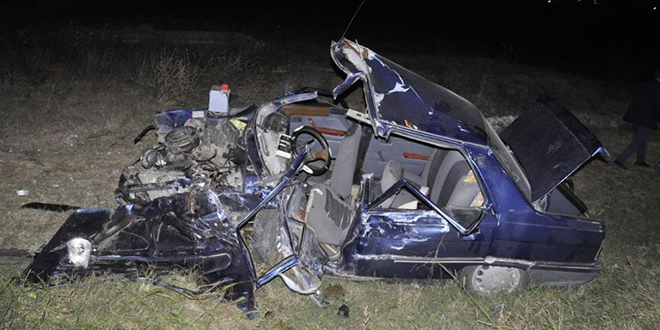 Otomobilin paramparça olduğu kazada 1 ölü, 8 yaralı